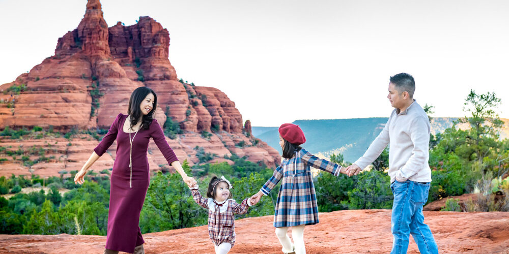 Family photographer in Sedona Arizona at Yavapai vista